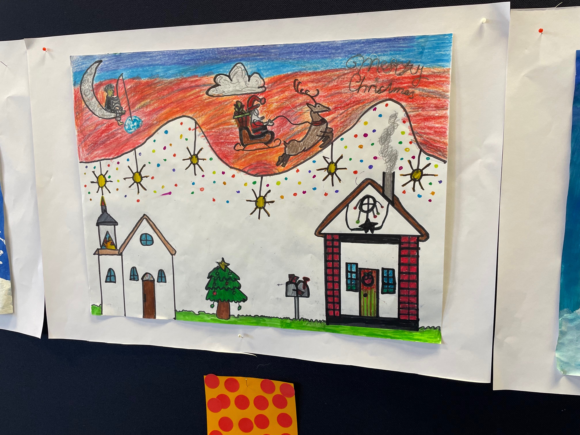 winterliche Szene mit Kirche, festlich geschmücktem Weihnachtsbaum und einem Rentierschlitten